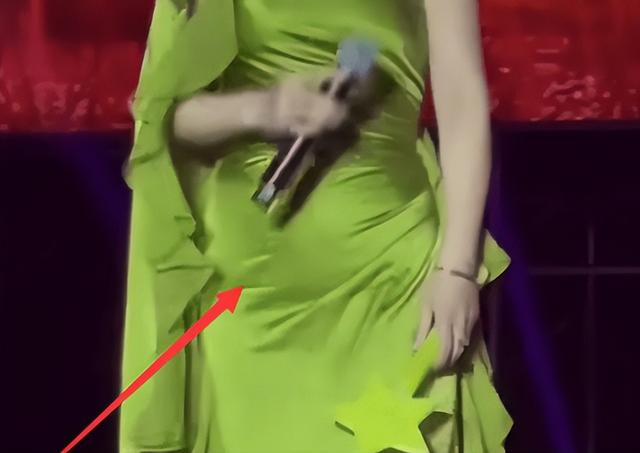 當年為愛淡出!54歲歌后罕露面「肉肚撐爆洋裝」全被拍 粉絲見狀崩潰:「連女神也中年發福了...」