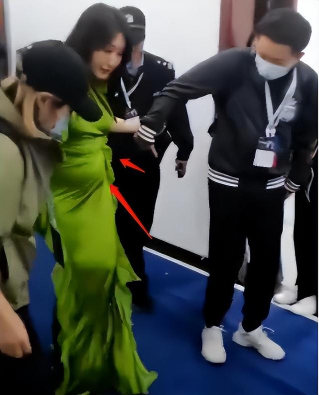 當年為愛淡出!54歲歌后罕露面「肉肚撐爆洋裝」全被拍 粉絲見狀崩潰:「連女神也中年發福了...」