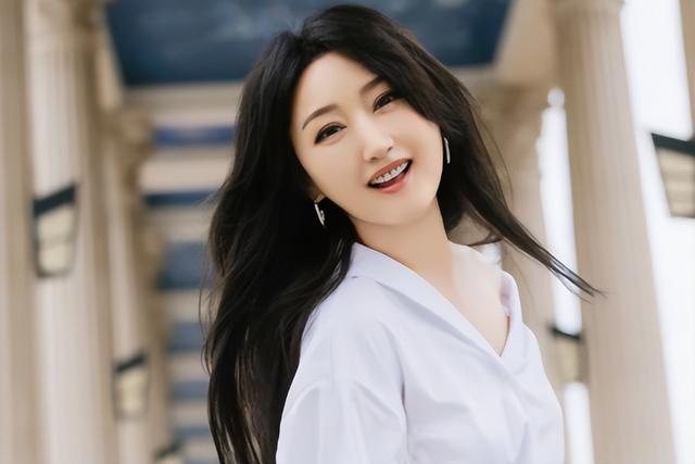 當年為愛淡出!54歲歌后罕露面「肉肚撐爆洋裝」全被拍 粉絲見狀崩潰:「連女神也中年發福了...」