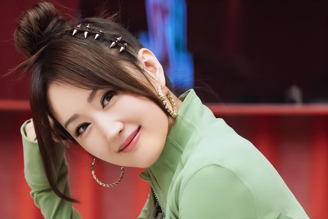 當年為愛淡出!54歲歌后罕露面「肉肚撐爆洋裝」全被拍 粉絲見狀崩潰:「連女神也中年發福了...」