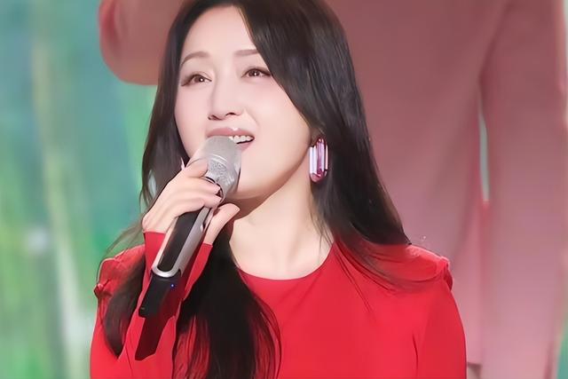 當年為愛淡出!54歲歌后罕露面「肉肚撐爆洋裝」全被拍 粉絲見狀崩潰:「連女神也中年發福了...」