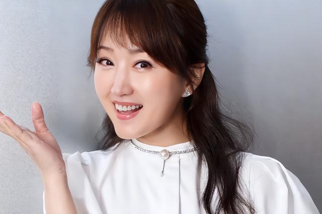 當年為愛淡出!54歲歌后罕露面「肉肚撐爆洋裝」全被拍 粉絲見狀崩潰:「連女神也中年發福了...」