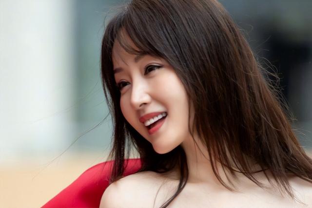 當年為愛淡出!54歲歌后罕露面「肉肚撐爆洋裝」全被拍 粉絲見狀崩潰:「連女神也中年發福了...」