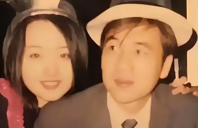 當年為愛淡出!54歲歌后罕露面「肉肚撐爆洋裝」全被拍 粉絲見狀崩潰:「連女神也中年發福了...」