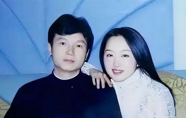 當年為愛淡出!54歲歌后罕露面「肉肚撐爆洋裝」全被拍 粉絲見狀崩潰:「連女神也中年發福了...」