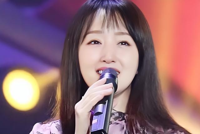 當年為愛淡出!54歲歌后罕露面「肉肚撐爆洋裝」全被拍 粉絲見狀崩潰:「連女神也中年發福了...」