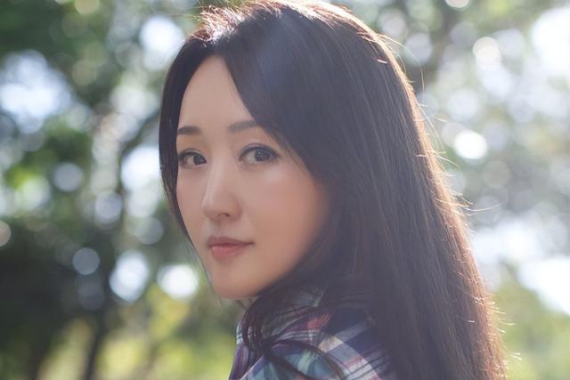 當年為愛淡出!54歲歌后罕露面「肉肚撐爆洋裝」全被拍 粉絲見狀崩潰:「連女神也中年發福了...」