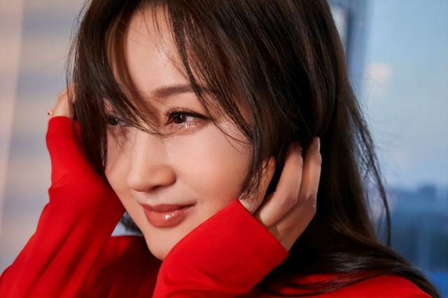 當年為愛淡出!54歲歌后罕露面「肉肚撐爆洋裝」全被拍 粉絲見狀崩潰:「連女神也中年發福了...」