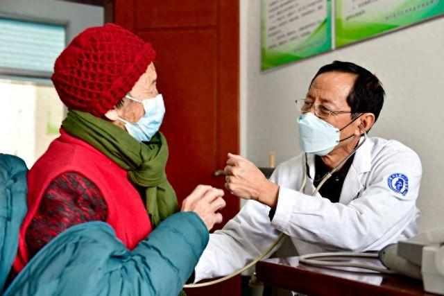 不是爬山！醫生揭密：「最傷膝蓋」竟是這3日常動作　多數人天天做卻不自知