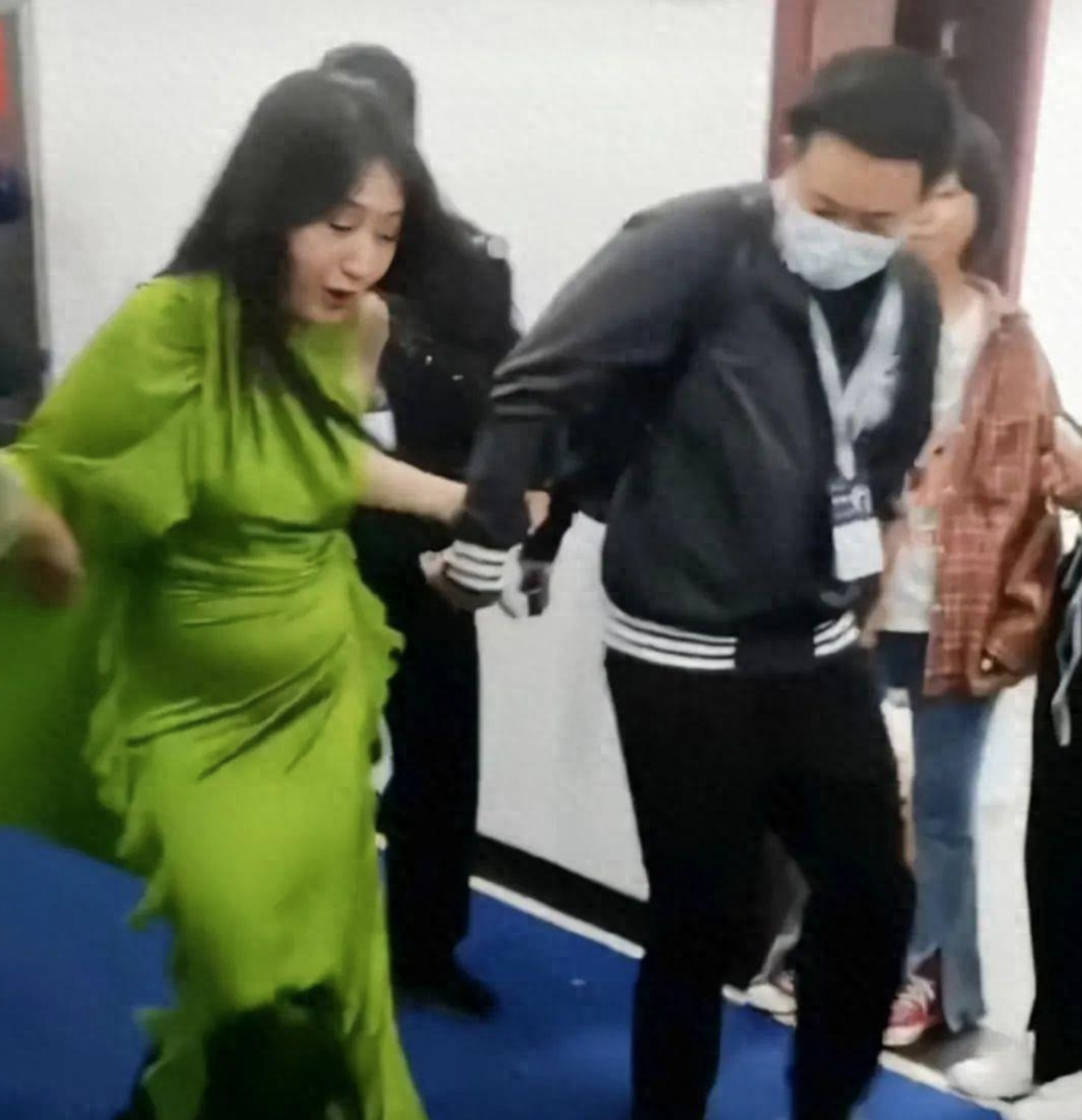 當年為愛淡出!54歲歌后罕露面「肉肚撐爆洋裝」全被拍 粉絲見狀崩潰:「連女神也中年發福了...」