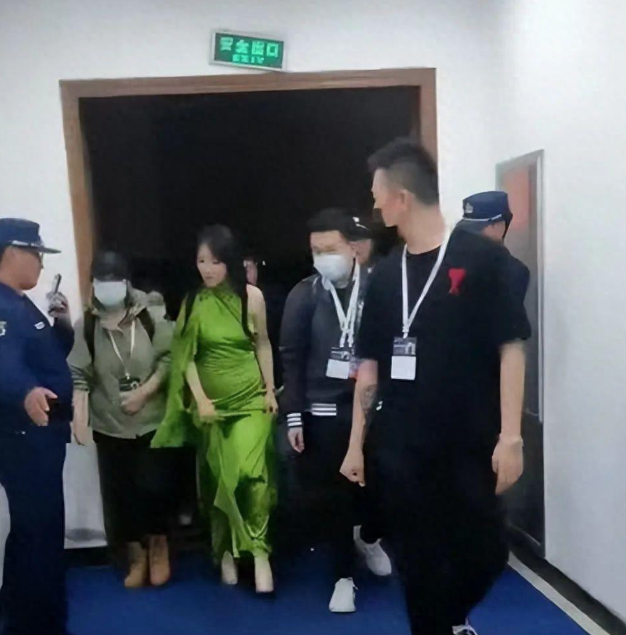 當年為愛淡出!54歲歌后罕露面「肉肚撐爆洋裝」全被拍 粉絲見狀崩潰:「連女神也中年發福了...」