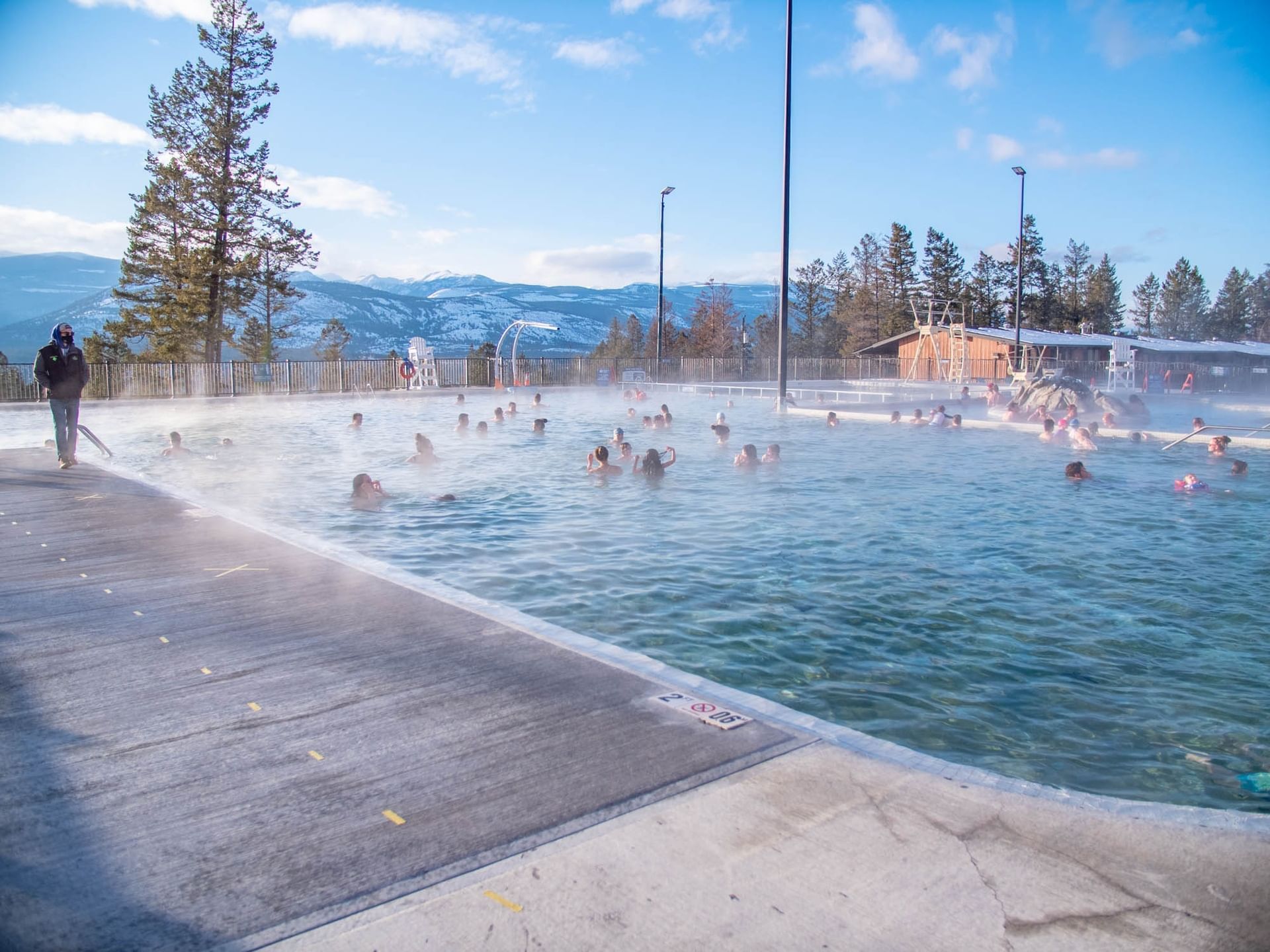 男女有純友誼？妻子與男閨蜜泡溫泉「把他當姐妹」　網細看「妻子1怪異反應」搖頭：絕對不單純