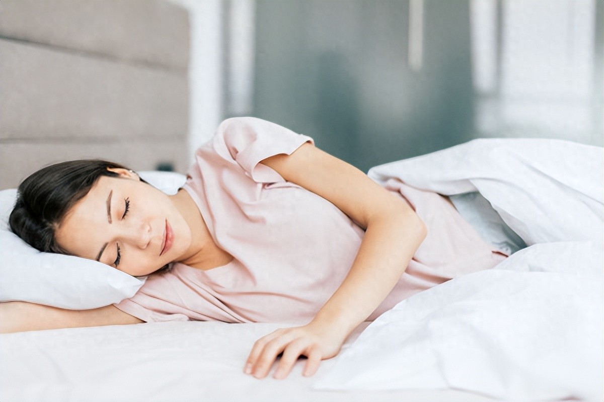 睡前手機放枕邊？專家揭「真正危險」不是輻射，而是這個習慣！