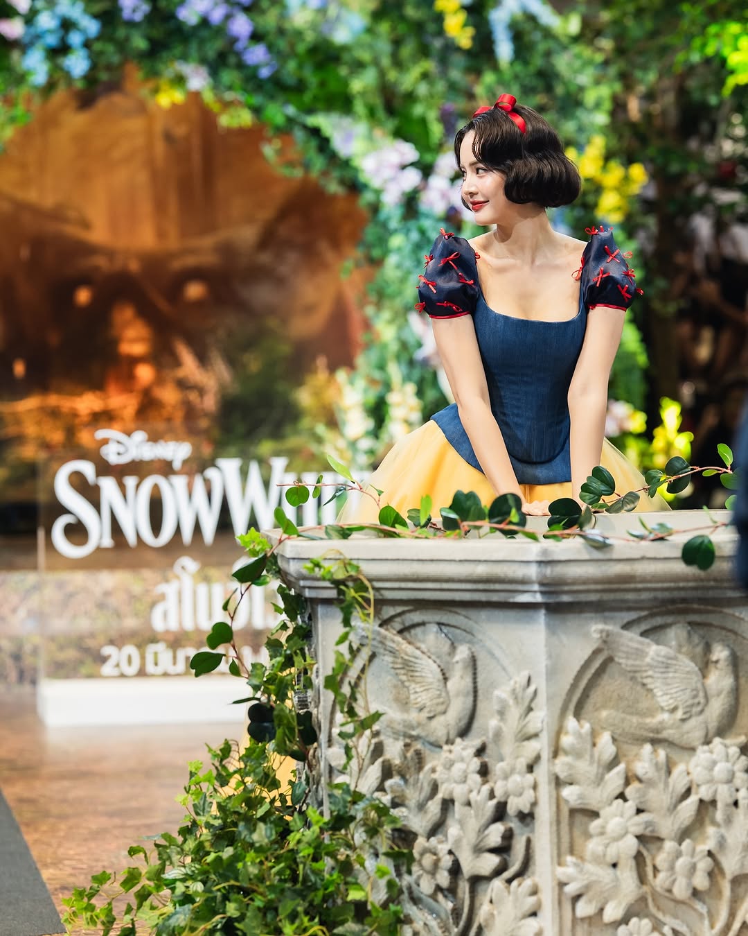 從童話世界走出來！爆紅國外「真人版白雪公主」美翻　白裡透紅美貌「真實身分是全方位藝人」