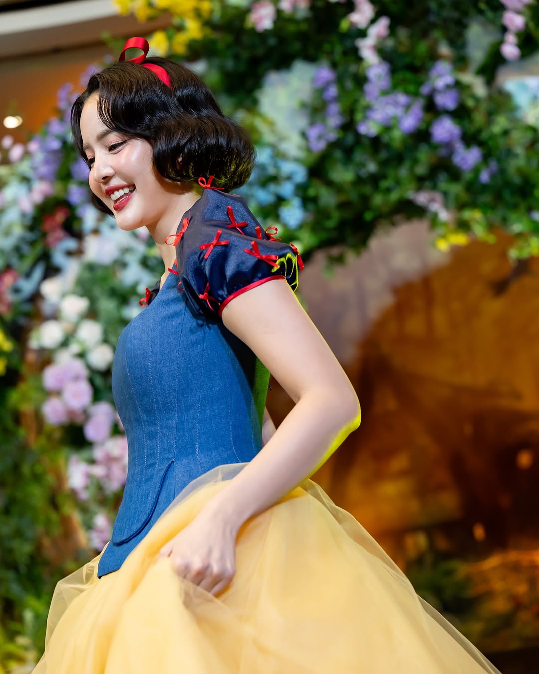 從童話世界走出來！爆紅國外「真人版白雪公主」美翻　白裡透紅美貌「真實身分是全方位藝人」
