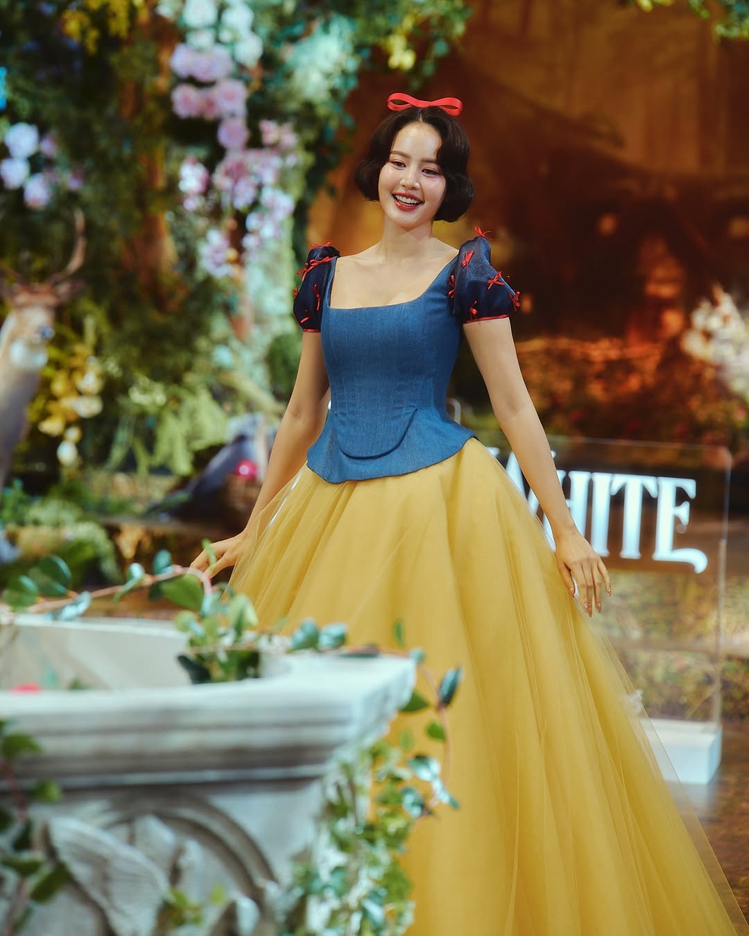 從童話世界走出來！爆紅國外「真人版白雪公主」美翻　白裡透紅美貌「真實身分是全方位藝人」