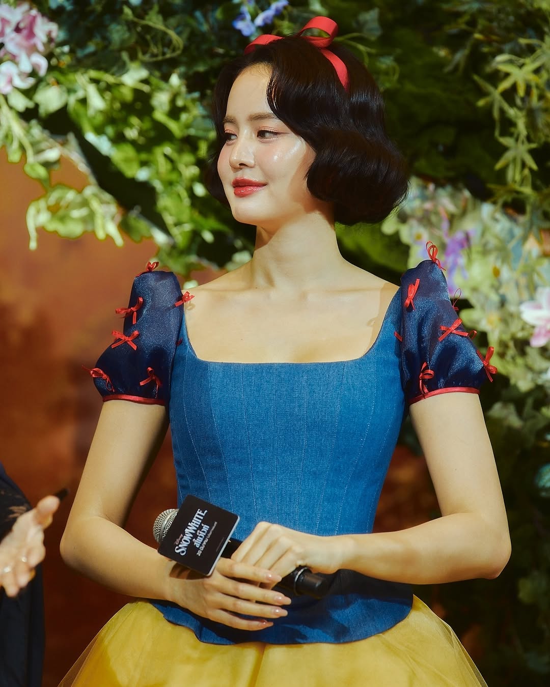 從童話世界走出來！爆紅國外「真人版白雪公主」美翻　白裡透紅美貌「真實身分是全方位藝人」