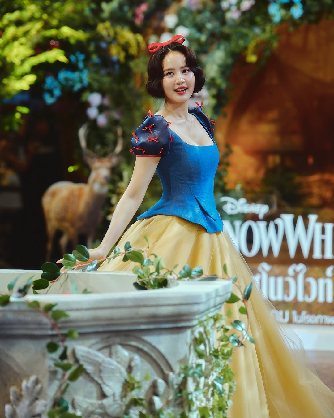 從童話世界走出來！爆紅國外「真人版白雪公主」美翻　白裡透紅美貌「真實身分是全方位藝人」