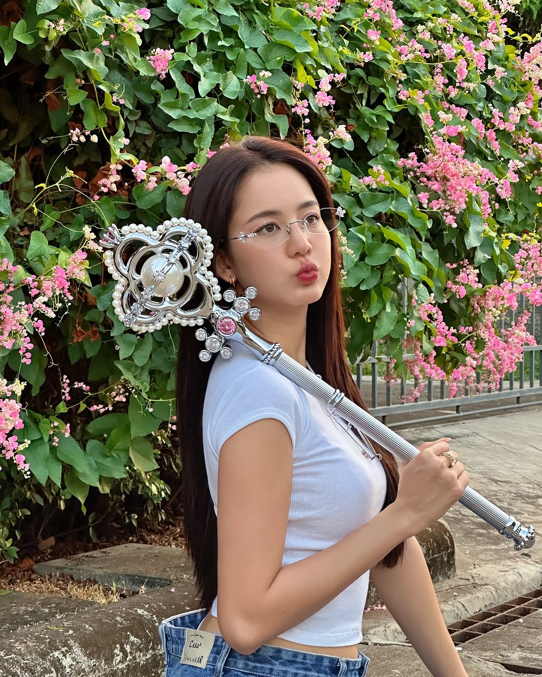 從童話世界走出來！爆紅國外「真人版白雪公主」美翻　白裡透紅美貌「真實身分是全方位藝人」