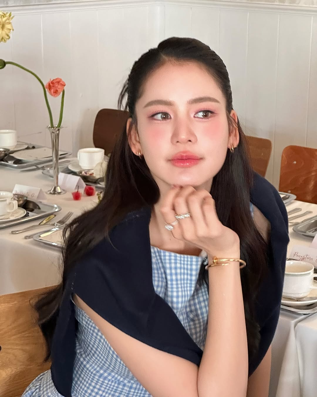 從童話世界走出來！爆紅國外「真人版白雪公主」美翻　白裡透紅美貌「真實身分是全方位藝人」