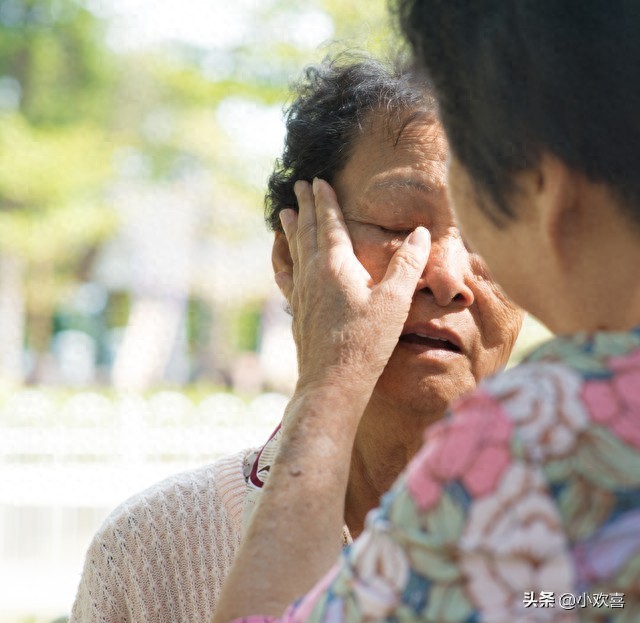 外婆重摔急壞媽媽！爸爸卻只關心「誰做飯」 媽媽心寒「1舉動」結束多年婚姻