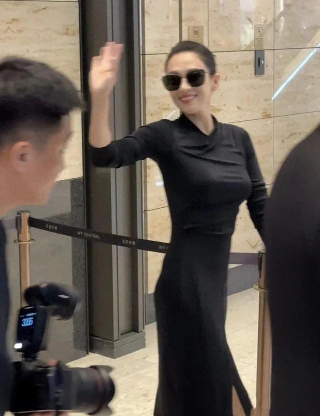 46歲章子怡離婚後狀態回春！黑色開衩裙驚艷全場，S曲線完美展現，網友驚呼：回春20歲～