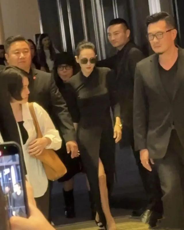 46歲章子怡離婚後狀態回春！黑色開衩裙驚艷全場，S曲線完美展現，網友驚呼：回春20歲～