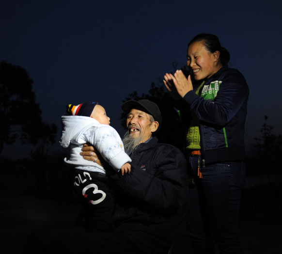 真愛不分年齡!26歲女子「倒追71歲老頭」還結婚生子 被全村人唾棄10年「如今卻成人生贏家」...