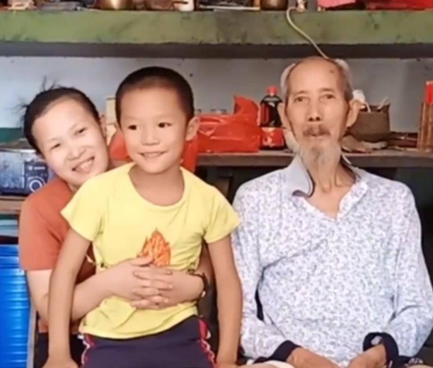 真愛不分年齡!26歲女子「倒追71歲老頭」還結婚生子 被全村人唾棄10年「如今卻成人生贏家」...