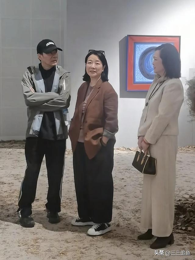 天賜美貌崩毀!57歲資深女星「無預警現身母校」打扮超樸素 「臉黃腰粗像大嬸」網全讚:這才是自然老去