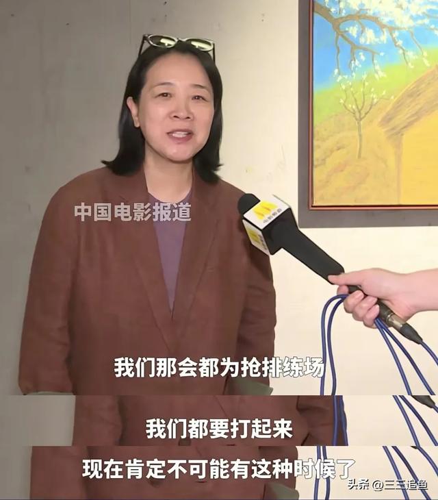 天賜美貌崩毀!57歲資深女星「無預警現身母校」打扮超樸素 「臉黃腰粗像大嬸」網全讚:這才是自然老去