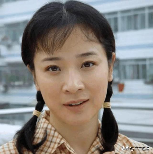 天賜美貌崩毀!57歲資深女星「無預警現身母校」打扮超樸素 「臉黃腰粗像大嬸」網全讚:這才是自然老去