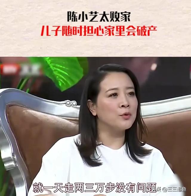 天賜美貌崩毀!57歲資深女星「無預警現身母校」打扮超樸素 「臉黃腰粗像大嬸」網全讚:這才是自然老去
