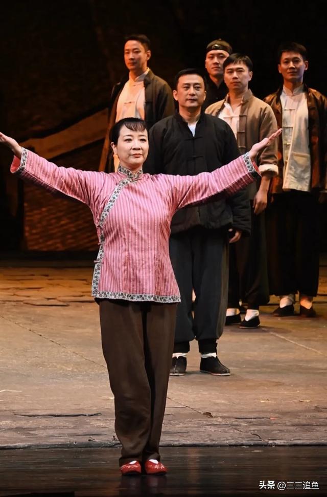 天賜美貌崩毀!57歲資深女星「無預警現身母校」打扮超樸素 「臉黃腰粗像大嬸」網全讚:這才是自然老去