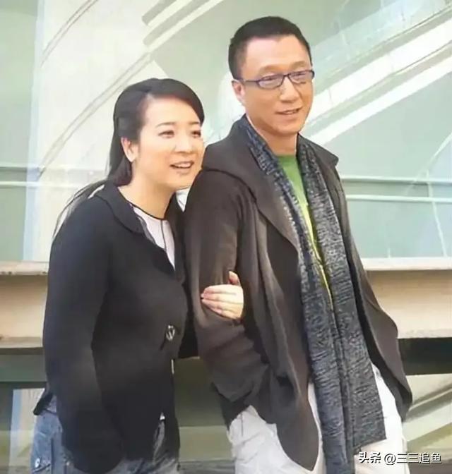 天賜美貌崩毀!57歲資深女星「無預警現身母校」打扮超樸素 「臉黃腰粗像大嬸」網全讚:這才是自然老去