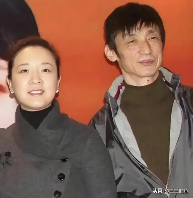 天賜美貌崩毀!57歲資深女星「無預警現身母校」打扮超樸素 「臉黃腰粗像大嬸」網全讚:這才是自然老去