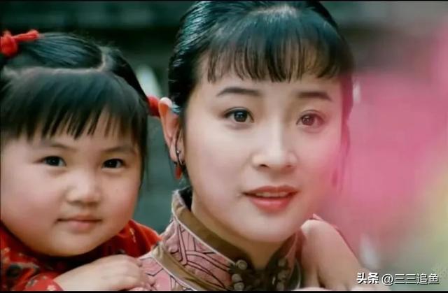 天賜美貌崩毀!57歲資深女星「無預警現身母校」打扮超樸素 「臉黃腰粗像大嬸」網全讚:這才是自然老去