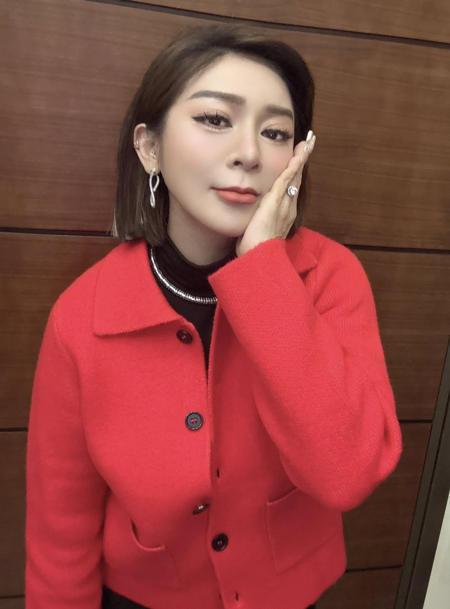 笑起來好僵？王彩樺現身婚禮「不自然塑膠臉」被酸整過頭　「撞臉古文物」她無奈回應