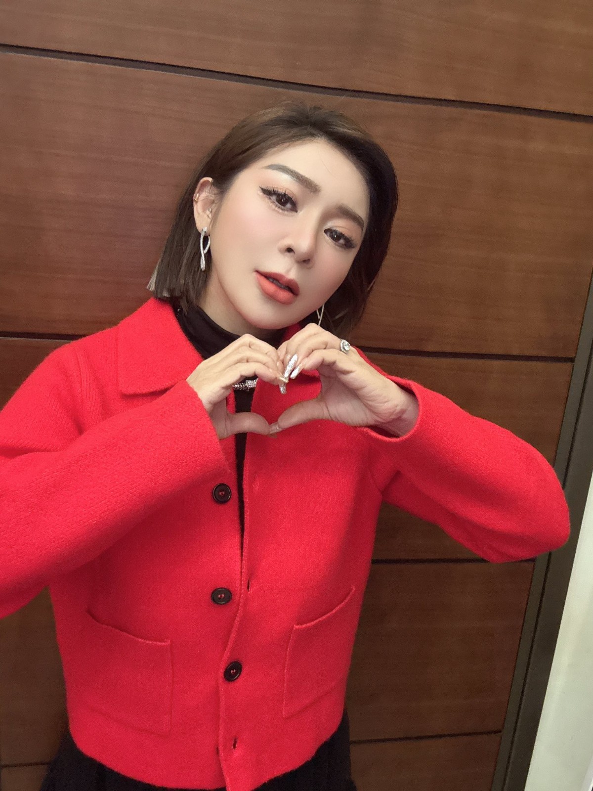 笑起來好僵？王彩樺現身婚禮「不自然塑膠臉」被酸整過頭　「撞臉古文物」她無奈回應