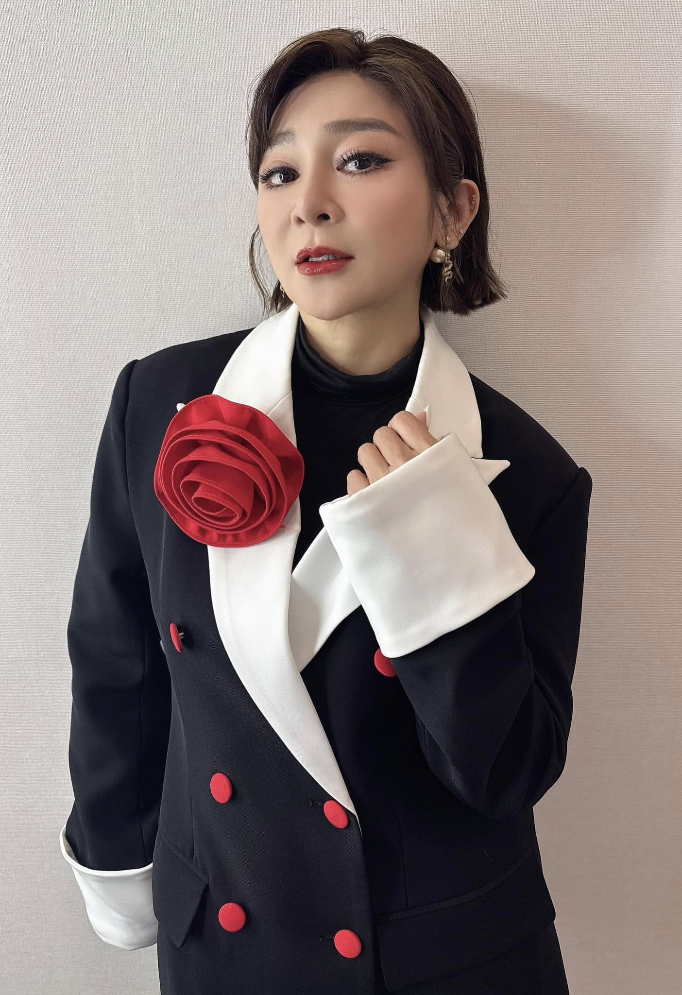 笑起來好僵？王彩樺現身婚禮「不自然塑膠臉」被酸整過頭　「撞臉古文物」她無奈回應