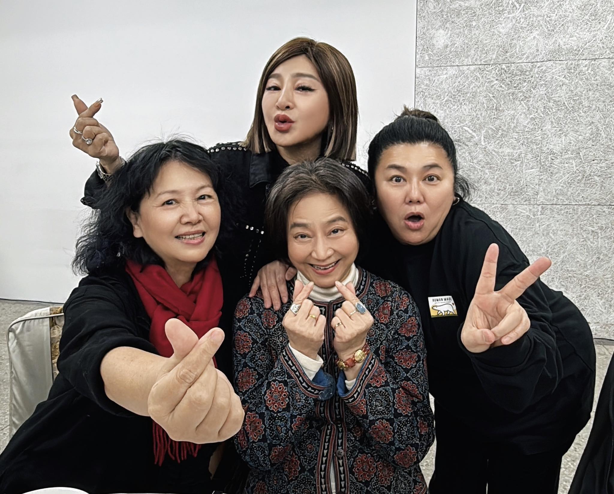 笑起來好僵？王彩樺現身婚禮「不自然塑膠臉」被酸整過頭　「撞臉古文物」她無奈回應