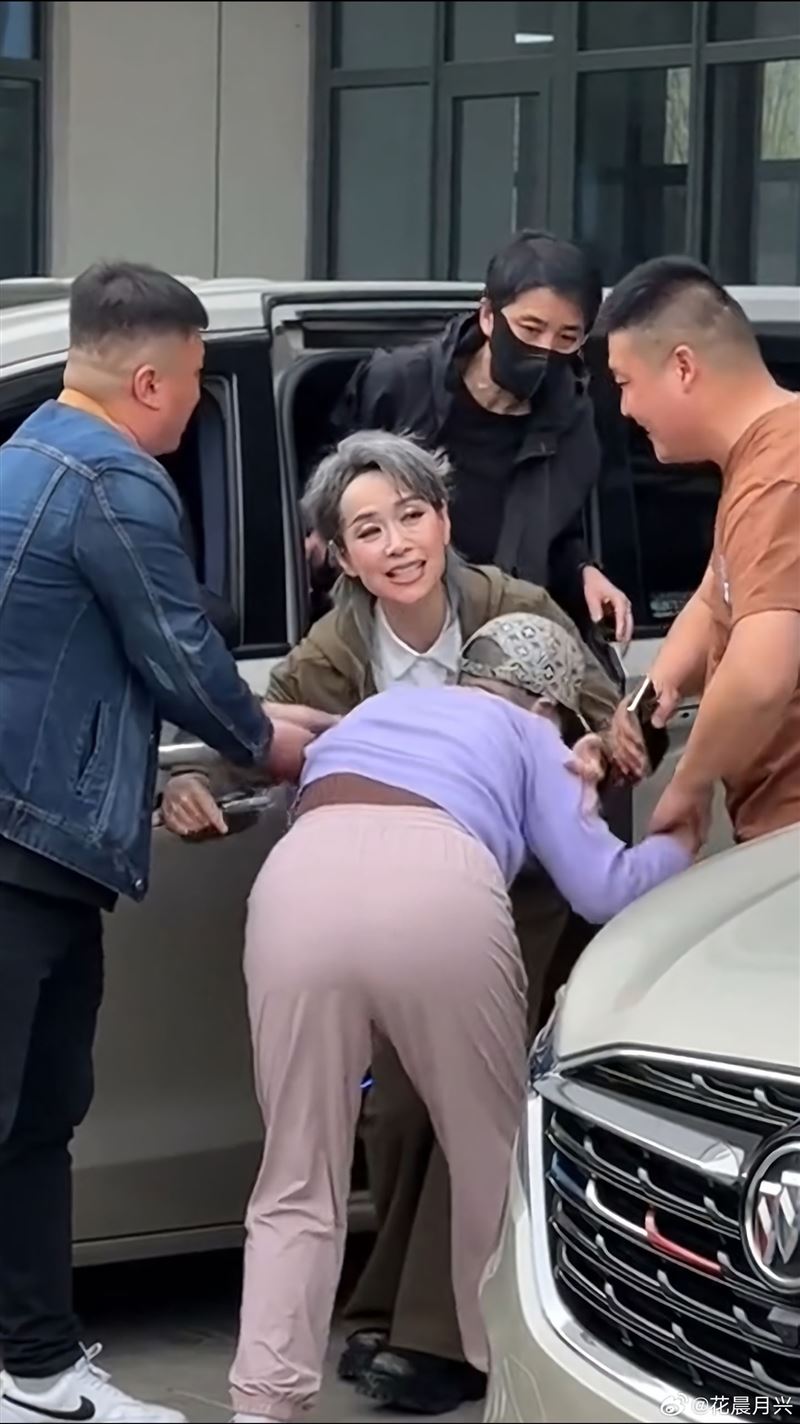 62歲葉童遭狂粉拉下車驚險瞬間 高EQ化解危機網友狂讚
