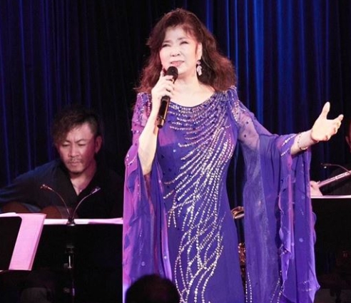 翁倩玉密友！73歲資深歌后「拒絕插管過世」　前男友竟拿私密照「大發死人財」