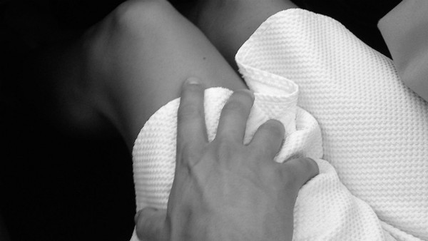 知名男星認了「5度騷擾前妻親姊」!滿臉鬍渣穿囚服:「是我錯了…」