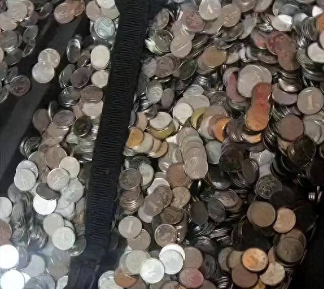 女子擺攤做生意「沒時間存零錢」！「總重竟超過四噸」金額曝光：這錢山能把房子壓塌