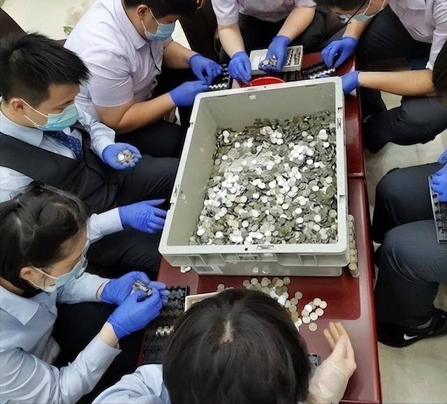 女子擺攤做生意「沒時間存零錢」！「總重竟超過四噸」金額曝光：這錢山能把房子壓塌