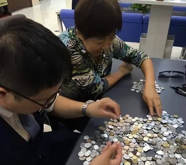 女子擺攤做生意「沒時間存零錢」！「總重竟超過四噸」金額曝光：這錢山能把房子壓塌