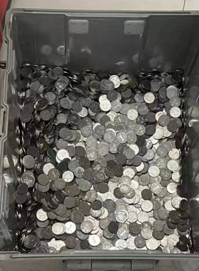 女子擺攤做生意「沒時間存零錢」！「總重竟超過四噸」金額曝光：這錢山能把房子壓塌