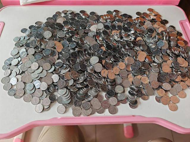 女子擺攤做生意「沒時間存零錢」！「總重竟超過四噸」金額曝光：這錢山能把房子壓塌