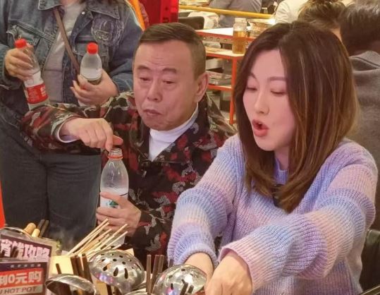 老戲骨潘長江與愛女重慶遊 平價美食嘗出幸福味 網友直呼：太接地氣！